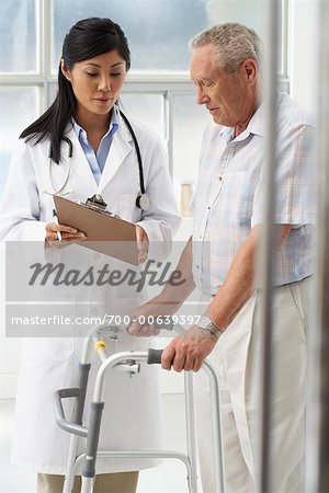Médecin avec le Patient