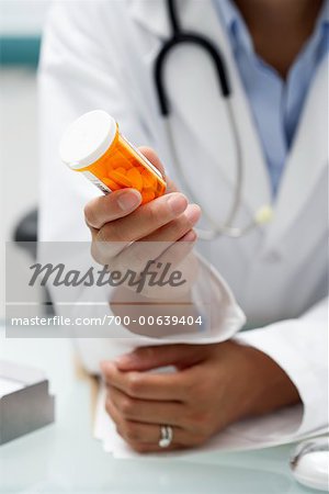 Doctor Holding Pille Flasche