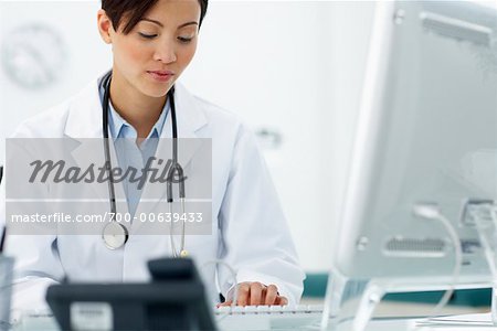 Arzt am Computer