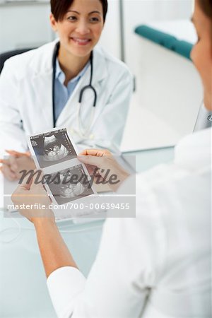 Arzt und Patient Blick auf Ultraschall