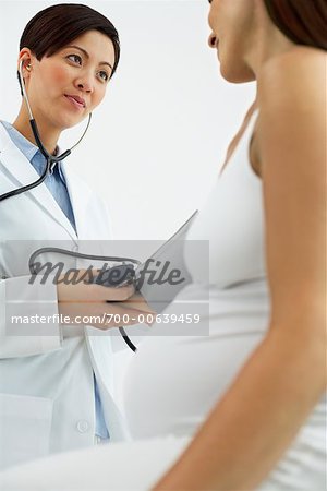 Docteur vérification de la pression artérielle Patients