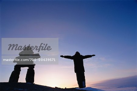 Personne avec les bras ouverts et Inukshuk, golfe Reine-Maud, Nunavut, Canada