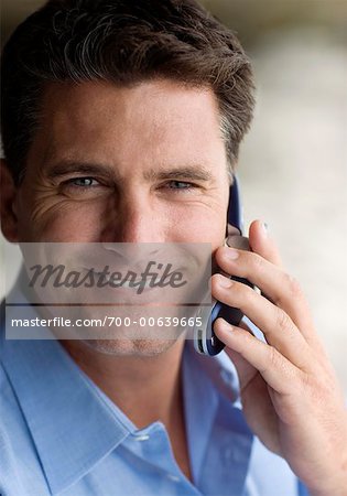 Portrait d'un homme à l'aide de téléphones cellulaires
