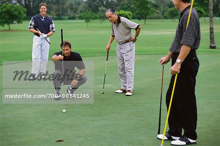 Männer spielen Golf