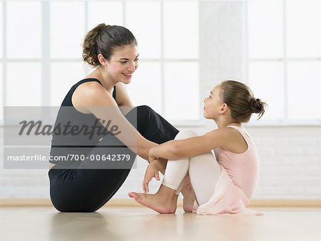 Étudiant ballet avec instructeur