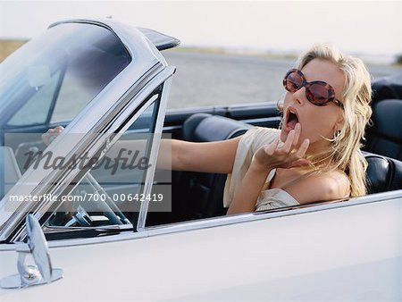 Frau überprüfen Make-up im Auto