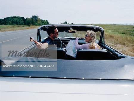 Couple à la recherche sur la carte en voiture