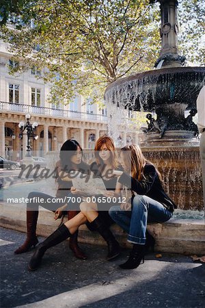 Femmes en regardant la carte de la fontaine, Paris, France
