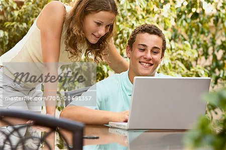 Junge und Mädchen Blick auf Laptop