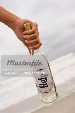 Femme tenant un Message dans une bouteille