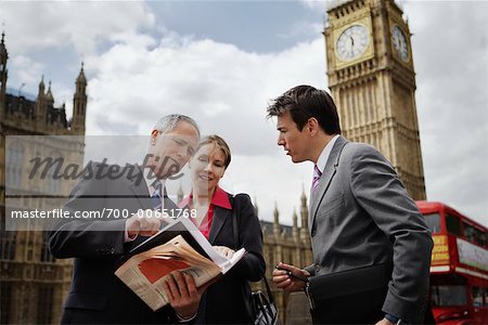 Geschäftsleute sprechen im Freien, London, England
