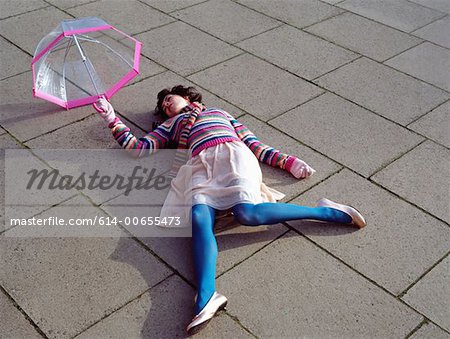 Frau mit Sonnenschirm, liegen