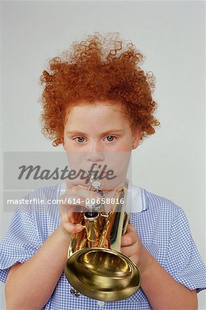 Fille jouant de la trompette