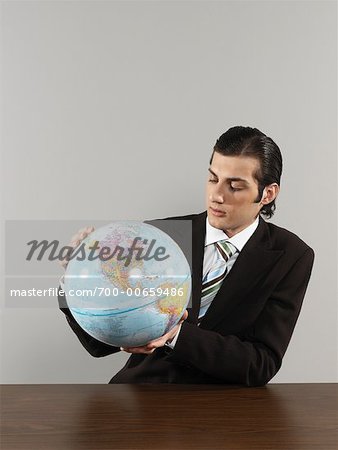 Portrait d'homme d'affaires tenant le Globe