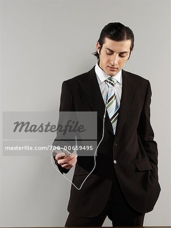 Homme d'affaires, à l'écoute de MP3 Player