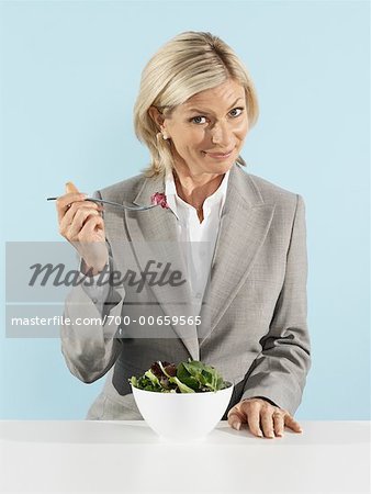 Femme d'affaires manger salade