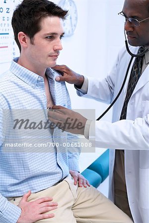 Arzt des Patienten Herz hören