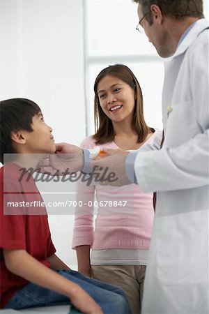 Mutter und Sohn am Termin beim Arzt