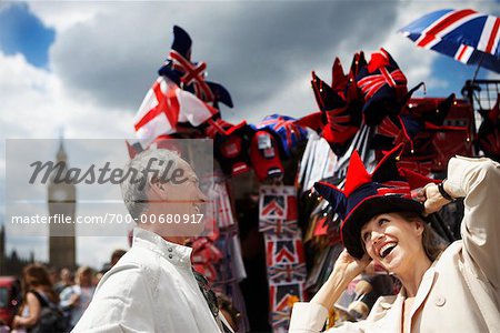 Tourisme à essayer des souvenirs Hat sur le pont de Westminster, Londres, Angleterre