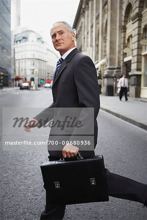 Homme d'affaires croisement rue