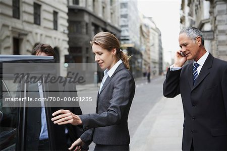 Gens d'affaires dans la rue, Londres, Angleterre