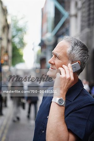 Homme dans la rue avec les téléphones cellulaires, Londres, Angleterre