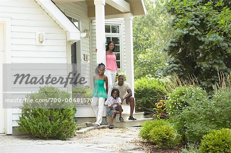 Famille sur le porche de la façade de la maison