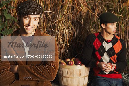 Portrait d'homme avec panier de pommes