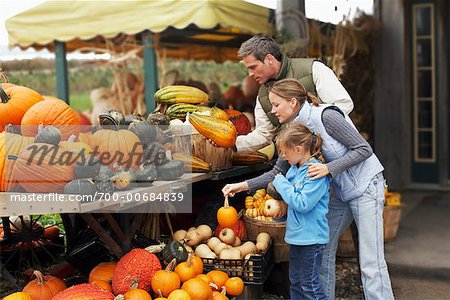 Famille au marché fermier