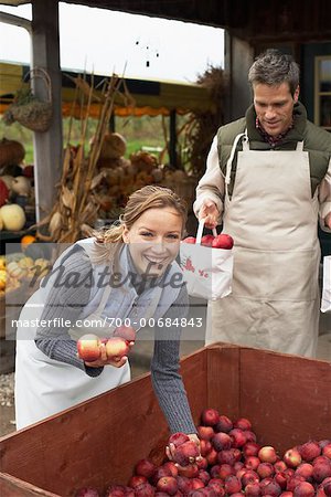 Couple travaillant au marché fermier