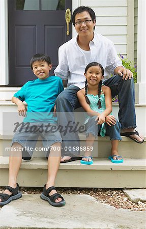 Portrait d'un homme ayant des enfants à l'extérieur de la maison