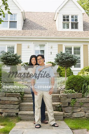 Porträt des Paares vor Haus