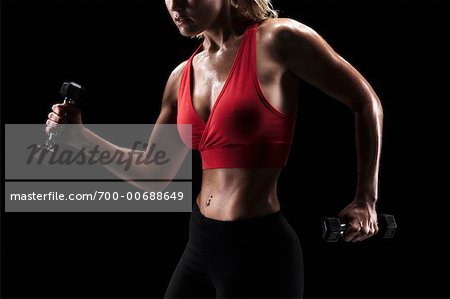 Femme exercices avec des poids