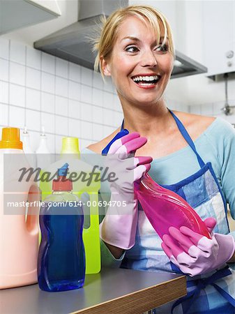 Femme au foyer avec des produits de nettoyage