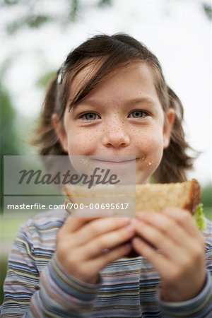 Porträt des Mädchens mit Sandwich