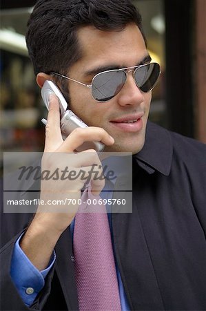 Portrait d'un homme téléphone cellulaire