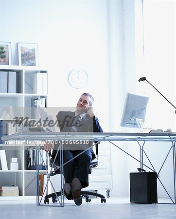 Homme d'affaires en utilisant le téléphone dans le Bureau