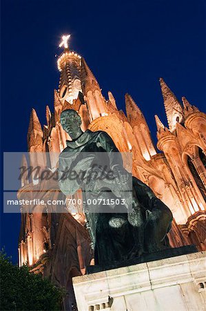 Statue und La Parroquia, San Miguel de Allende, Guanajuato, Mexiko