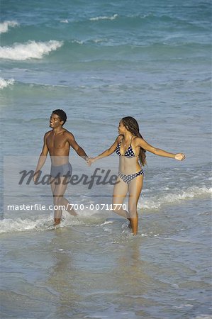 Cubaine Couple marchant le long de la plage à Cuba