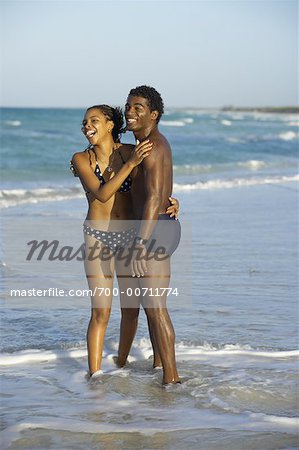 Couple cubain sur la plage à Cuba