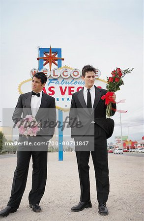 Männer in formalen tragen durch Schilder, Las Vegas, Nevada, USA