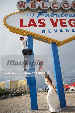 Braut und Bräutigam durch Schilder, Las Vegas, Nevada, USA