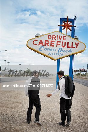 Männer, die zu Fuß durch Schilder, Las Vegas, Nevada, USA