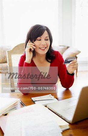 Femme sur téléphone portable avec carte de débit