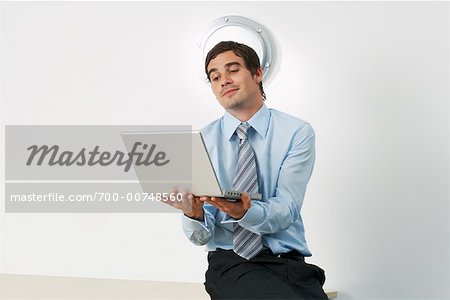 Portrait d'homme d'affaires tenue d'ordinateur portable