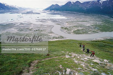 Gens randonnée dans le Parc National Kluane, au Yukon, Canada