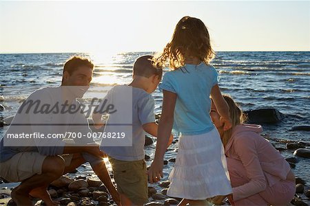 Famille sur les rochers du rivage