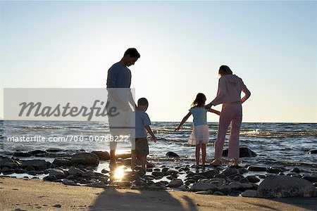 Famille sur les rochers du rivage