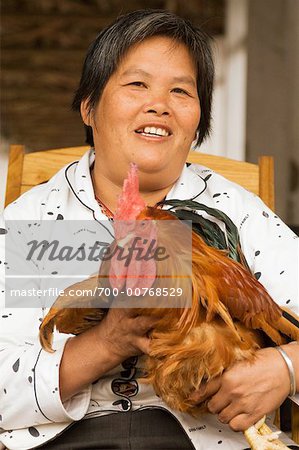 Femme Holding poulet