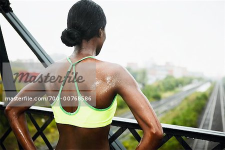 Femme regardant la vue du pont